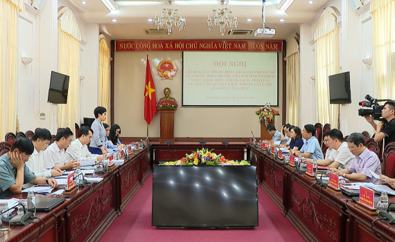 Đo&agrave;n gi&aacute;m s&aacute;t chuy&ecirc;n đề của Quốc hội l&agrave;m việc tại Ninh B&igrave;nh