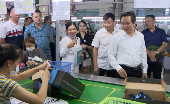 Đồng ch&iacute; Chủ tịch UBND tỉnh Phạm Quang Ngọc kiểm tra sản xuất, kinh doanh tại cụm c&ocirc;ng nghiệp Gia V&acirc;n