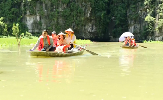 Lượng kh&aacute;ch đến Ninh B&igrave;nh tăng nhanh trở lại