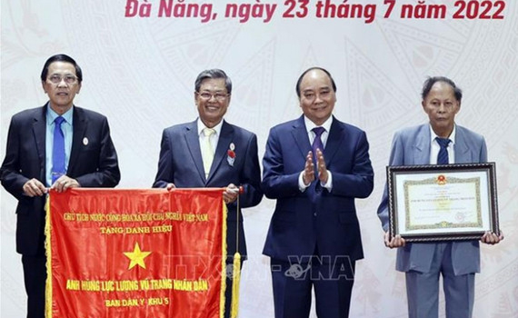 Chủ tịch nước Nguyễn Xu&acirc;n Ph&uacute;c trao danh hiệu Anh h&ugrave;ng Lực lượng vũ trang nh&acirc;n d&acirc;n tặng Ban D&acirc;n y Khu 5