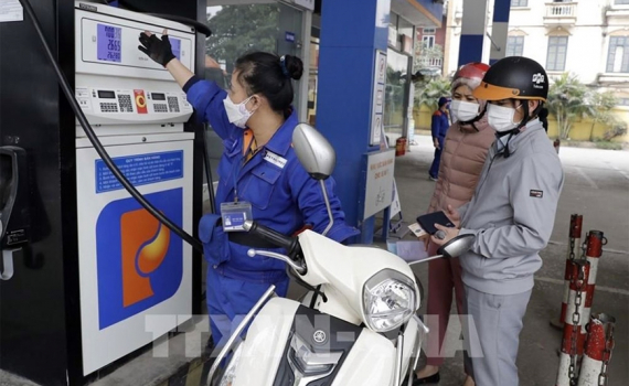 Ng&agrave;y 6-7, Ủy ban Thường vụ Quốc hội sẽ họp bất thường xem x&eacute;t giảm thuế bảo vệ m&ocirc;i trường với xăng dầu