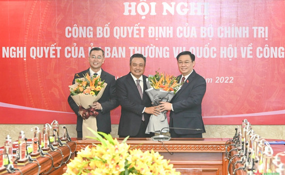 Chủ tịch Quốc hội trao quyết định nh&acirc;n sự l&atilde;nh đạo Kiểm to&aacute;n Nh&agrave; nước