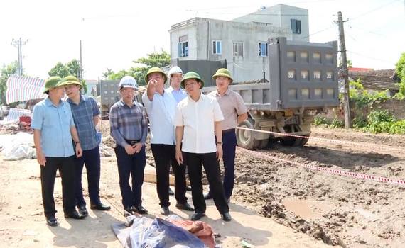 Đồng ch&iacute; Chủ tịch UBND tỉnh kiểm tra việc thực hiện Dự &aacute;n x&acirc;y dựng đường ĐT 482 