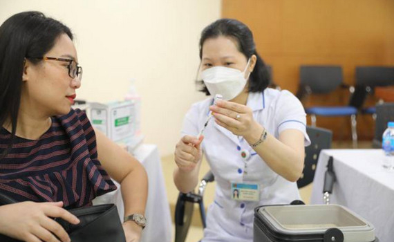 Bộ Y tế tiếp tục &lsquo;điểm danh&rsquo; c&aacute;c địa phương ti&ecirc;m mũi nhắc COVID-19 tỉ lệ thấp