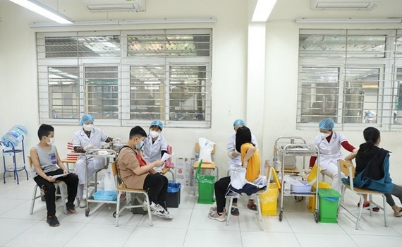 Thủ tướng chỉ đạo đẩy nhanh ti&ecirc;m vaccine ph&ograve;ng COVID-19 mũi 3, mũi 4