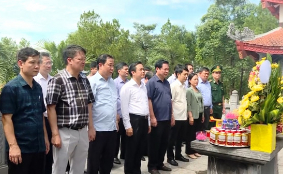 Đo&agrave;n đại biểu tỉnh Ninh B&igrave;nh thăm, viếng nghĩa trang liệt sỹ tại miền Trung
