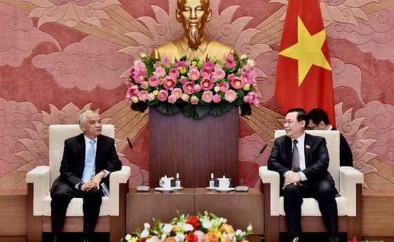Chủ tịch Quốc hội Vương Đ&igrave;nh Huệ tiếp Ph&oacute; chủ tịch Quốc hội L&agrave;o