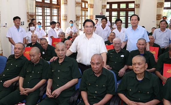 Thủ tướng Ch&iacute;nh phủ Phạm Minh Ch&iacute;nh thăm, tặng qu&agrave; thương, bệnh binh tại Trung t&acirc;m điều dưỡng thương binh Kim Bảng