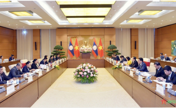 Ph&oacute; chủ tịch Thường trực Quốc hội Trần Thanh Mẫn hội đ&agrave;m với Ph&oacute; chủ tịch Quốc hội L&agrave;o Sounthone Xayachak
