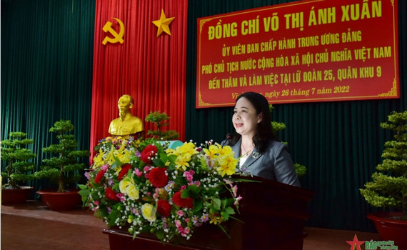 Ph&oacute; chủ tịch nước V&otilde; Thị &Aacute;nh Xu&acirc;n thăm, l&agrave;m việc tại Lữ đo&agrave;n C&ocirc;ng binh 25 (Qu&acirc;n khu 9)