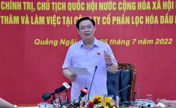 Chủ tịch Quốc hội Vương Đ&igrave;nh Huệ l&agrave;m việc tại C&ocirc;ng ty Cổ phần Lọc h&oacute;a dầu B&igrave;nh Sơn