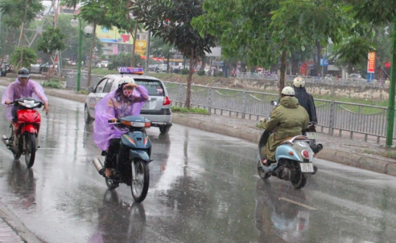Thời tiết h&ocirc;m nay (5-7): Bắc Bộ nắng n&oacute;ng, đề ph&ograve;ng mưa d&ocirc;ng