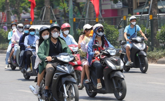 Thời tiết h&ocirc;m nay (17-7): S&oacute;ng lớn v&agrave; mưa d&ocirc;ng tr&ecirc;n biển, trong đất liền nhiều nơi vẫn nắng n&oacute;ng, vượt 38 độ C