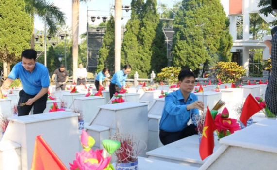 Tổng LĐLĐ Việt Nam ph&aacute;t động 'Nhắn tin tri &acirc;n liệt sĩ'
