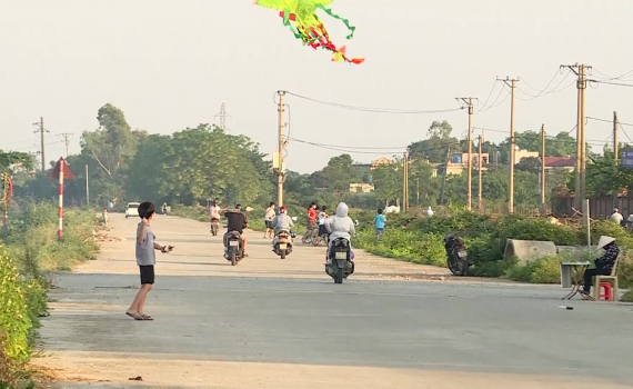 Cảnh b&aacute;o nguy cơ mất an to&agrave;n khi thả diều gần đường d&acirc;y điện