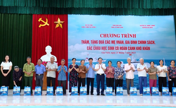 Thăm, tặng qu&agrave; gia đ&igrave;nh ch&iacute;nh s&aacute;ch v&agrave; c&aacute;c ch&aacute;u học sinh vượt kh&oacute; tại x&atilde; Gia Thịnh, huyện Gia Viễn