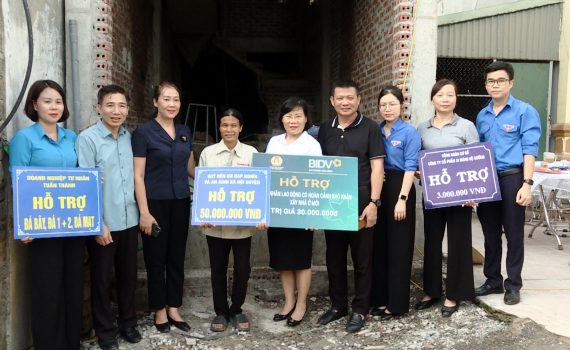 Trao tiền hỗ trợ x&acirc;y nh&agrave; m&aacute;i ấm c&ocirc;ng đo&agrave;n cho 2 c&ocirc;ng nh&acirc;n c&oacute; ho&agrave;n cảnh kh&oacute; khăn tại Hoa Lư