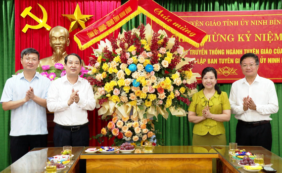 Đồng ch&iacute; Ph&oacute; B&iacute; thư Thường trực Tỉnh ủy Mai Văn Tuất ch&uacute;c mừng Ban Tuy&ecirc;n gi&aacute;o Tỉnh ủy nh&acirc;n kỷ niệm ng&agrave;y truyền thống