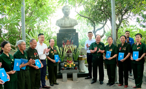 D&acirc;ng hương, b&aacute;o c&ocirc;ng tại tượng đ&agrave;i Anh h&ugrave;ng liệt sĩ Lương Văn Tụy