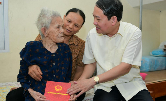 Đồng ch&iacute; Mai Văn Tuất thăm, tặng qu&agrave; Mẹ Việt Nam anh h&ugrave;ng tại huyện Hoa Lư v&agrave; Y&ecirc;n M&ocirc;