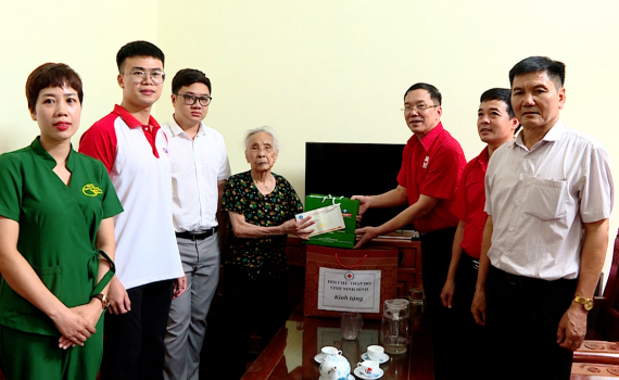 Hội Chữ thập đỏ tỉnh Ninh B&igrave;nh thăm, tặng qu&agrave; Mẹ Việt Nam anh h&ugrave;ng