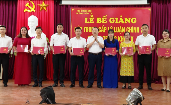 Bế giảng lớp Trung cấp L&yacute; luận ch&iacute;nh trị hệ tập trung kho&aacute; X