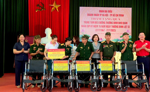 Thăm, tặng qu&agrave; người c&oacute; c&ocirc;ng v&agrave; người ngh&egrave;o tr&ecirc;n địa b&agrave;n huyện Nho Quan
