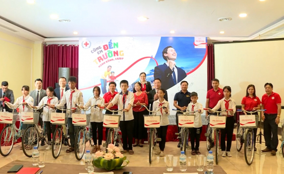 Trao tặng xe đạp cho học sinh c&oacute; ho&agrave;n cảnh kh&oacute; khăn