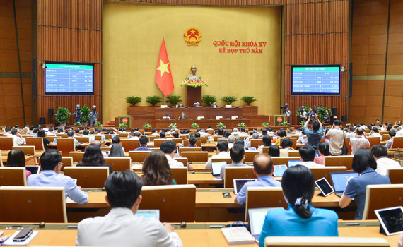Chủ tịch Quốc hội Vương Đ&igrave;nh Huệ k&yacute; chứng thực Luật Bảo vệ quyền lợi người ti&ecirc;u d&ugrave;ng (sửa đổi)