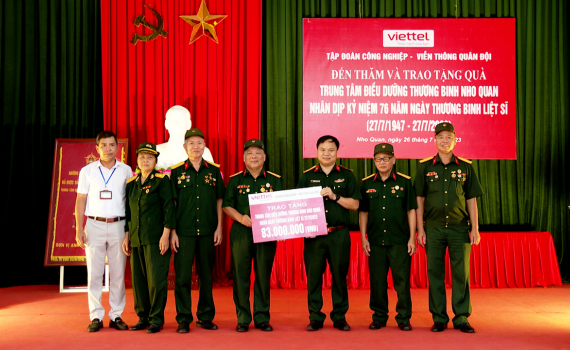 Viettel Ninh B&igrave;nh tặng qu&agrave; tại Trung t&acirc;m Điều dưỡng Thương binh Nho Quan