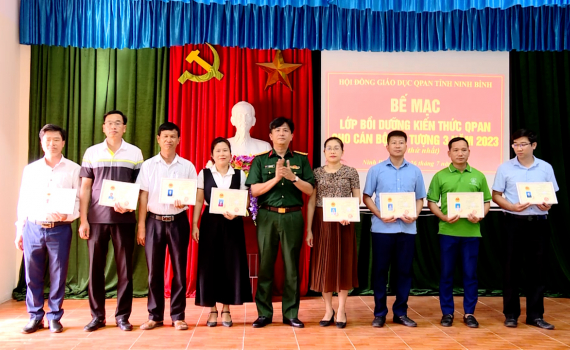 Bế mạc lớp bồi dưỡng kiến thức Quốc ph&ograve;ng, an ninh cho c&aacute;n bộ đối tượng 3