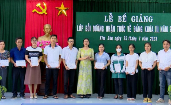 Bồi dưỡng l&yacute; luận Ch&iacute;nh trị - Lấy người học l&agrave;m trung t&acirc;m