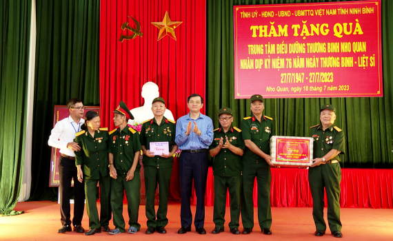 C&aacute;c đồng ch&iacute; l&atilde;nh đạo tỉnh Ninh B&igrave;nh thăm, tặng qu&agrave; nh&acirc;n kỷ niệm 76 năm ng&agrave;y Thương binh, Liệt sỹ