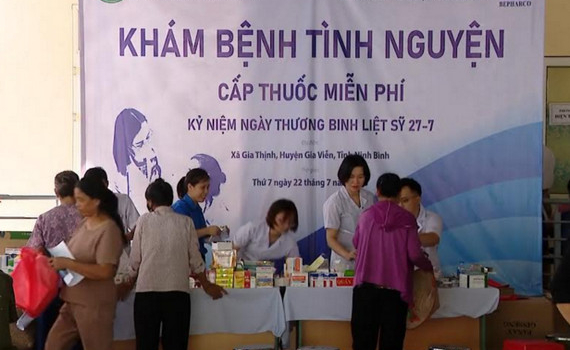 Chương tr&igrave;nh kh&aacute;m bệnh, cấp thuốc miễn ph&iacute; v&agrave; tặng qu&agrave; tại x&atilde; Gia Thịnh
