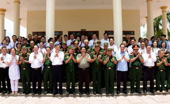 Thủ tướng Phạm Minh Ch&iacute;nh thăm, tặng qu&agrave; Trung t&acirc;m Điều dưỡng Thương binh Nho Quan