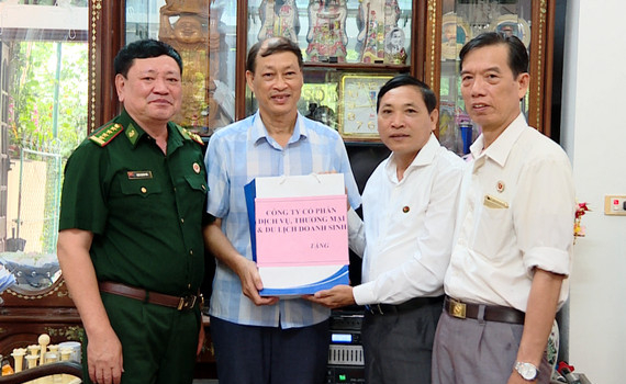 Hội Cựu Chiến binh tỉnh tặng qu&agrave; thương binh, bệnh binh v&agrave; th&acirc;n nh&acirc;n Liệt sỹ