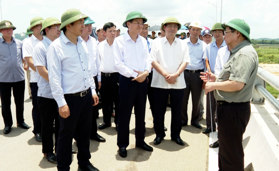 Thủ tướng Ch&iacute;nh phủ Phạm Minh Ch&iacute;nh kiểm tra dự &aacute;n tuyến đường Đ&ocirc;ng - T&acirc;y