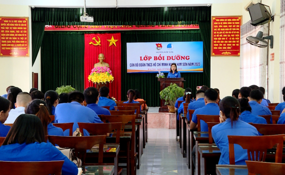 Kim Sơn tổ chức lớp bồi dưỡng c&aacute;n bộ Đo&agrave;n cơ sở