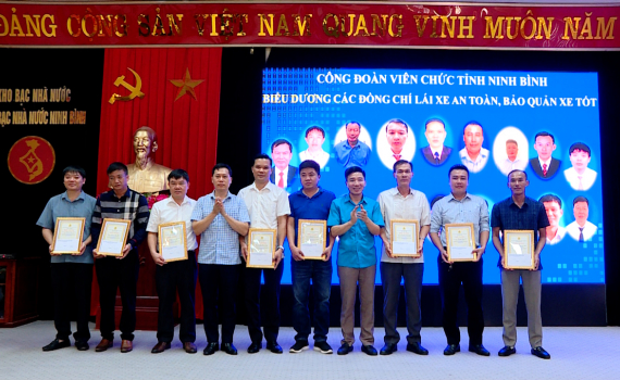 C&ocirc;ng đo&agrave;n Vi&ecirc;n chức tỉnh Ninh B&igrave;nh tuy&ecirc;n truyền đảm bảo ATGT cho đội ngũ l&aacute;i xe