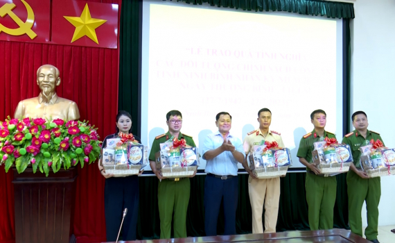 Thăm, tặng qu&agrave; c&aacute;c gia đ&igrave;nh ch&iacute;nh s&aacute;ch của C&ocirc;ng an tỉnh Ninh B&igrave;nh nh&acirc;n kỷ niệm Ng&agrave;y Thương binh, liệt sĩ