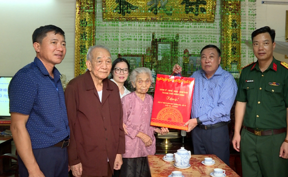 TP Ninh B&igrave;nh thăm, tặng qu&agrave; nh&acirc;n dịp kỷ niệm 76 năm ng&agrave;y Thương binh, Liệt sỹ