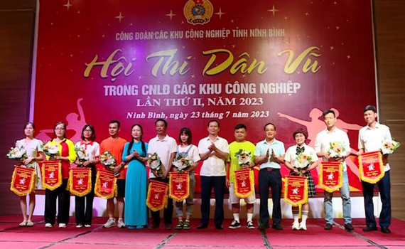 S&ocirc;i nổi Hội thi d&acirc;n vũ c&ocirc;ng nh&acirc;n, lao động trong c&aacute;c Khu C&ocirc;ng nghiệp tỉnh Ninh B&igrave;nh