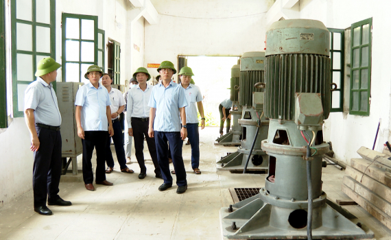 Đồng ch&iacute; Trần Song T&ugrave;ng kiểm tra một số c&ocirc;ng tr&igrave;nh trọng điểm ph&ograve;ng chống lụt, b&atilde;o tại huyện Gia Viễn