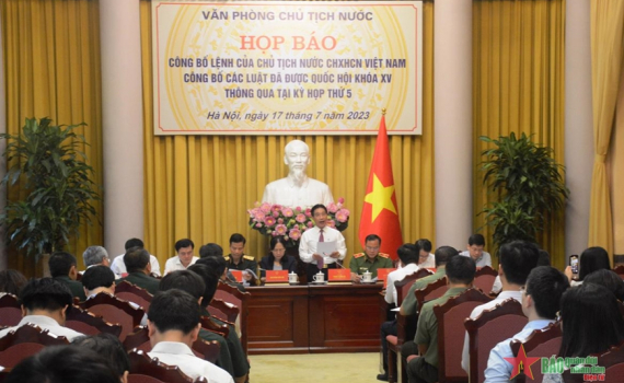 C&ocirc;ng bố c&aacute;c luật được Quốc hội th&ocirc;ng qua tại Kỳ họp thứ năm, trong đ&oacute; c&oacute; Luật Ph&ograve;ng thủ d&acirc;n sự