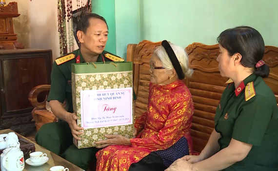 Bộ Chỉ huy Qu&acirc;n sự tỉnh thăm, tặng qu&agrave; c&aacute;c gia đ&igrave;nh ch&iacute;nh s&aacute;ch