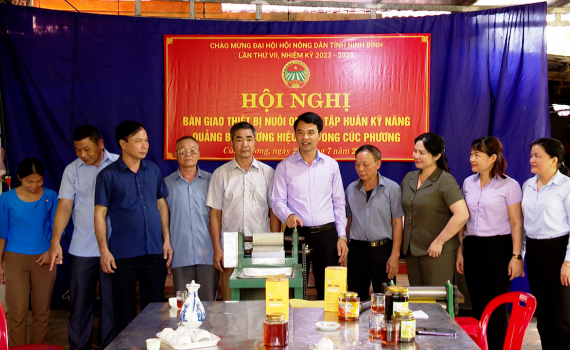 Hội N&ocirc;ng d&acirc;n tỉnh b&agrave;n giao thiết bị nu&ocirc;i ong cho c&aacute;c th&agrave;nh vi&ecirc;n HTX sản xuất, ti&ecirc;u thụ mật ong C&uacute;c Phương