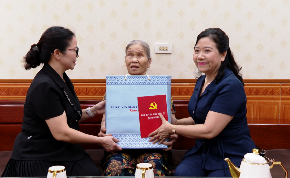 Đồng ch&iacute; Trưởng ban Tuy&ecirc;n gi&aacute;o Tỉnh ủy B&ugrave;i Mai Hoa thăm, tặng qu&agrave; người c&oacute; c&ocirc;ng với c&aacute;ch mạng