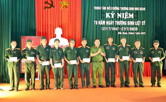 Đồng ch&iacute; Thiếu tướng Nguyễn Văn Long, Thứ trưởng Bộ C&ocirc;ng an thăm, tặng qu&agrave; Trung t&acirc;m điều dưỡng thương binh Nho Quan