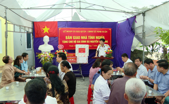 Kh&aacute;nh th&agrave;nh, b&agrave;n giao nh&agrave; t&igrave;nh nghĩa cho gia đ&igrave;nh ch&iacute;nh s&aacute;ch