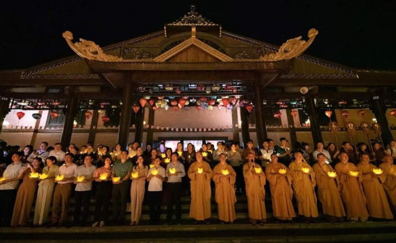 Lễ hội hoa đăng tri &acirc;n c&aacute;c anh h&ugrave;ng liệt sỹ tại ch&ugrave;a B&aacute;i Đ&iacute;nh